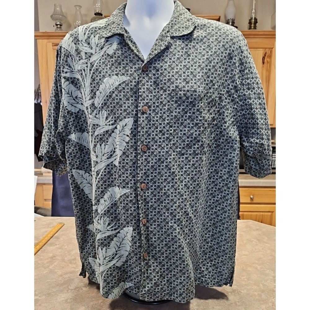 Tommy Bahama button up shirt Size M